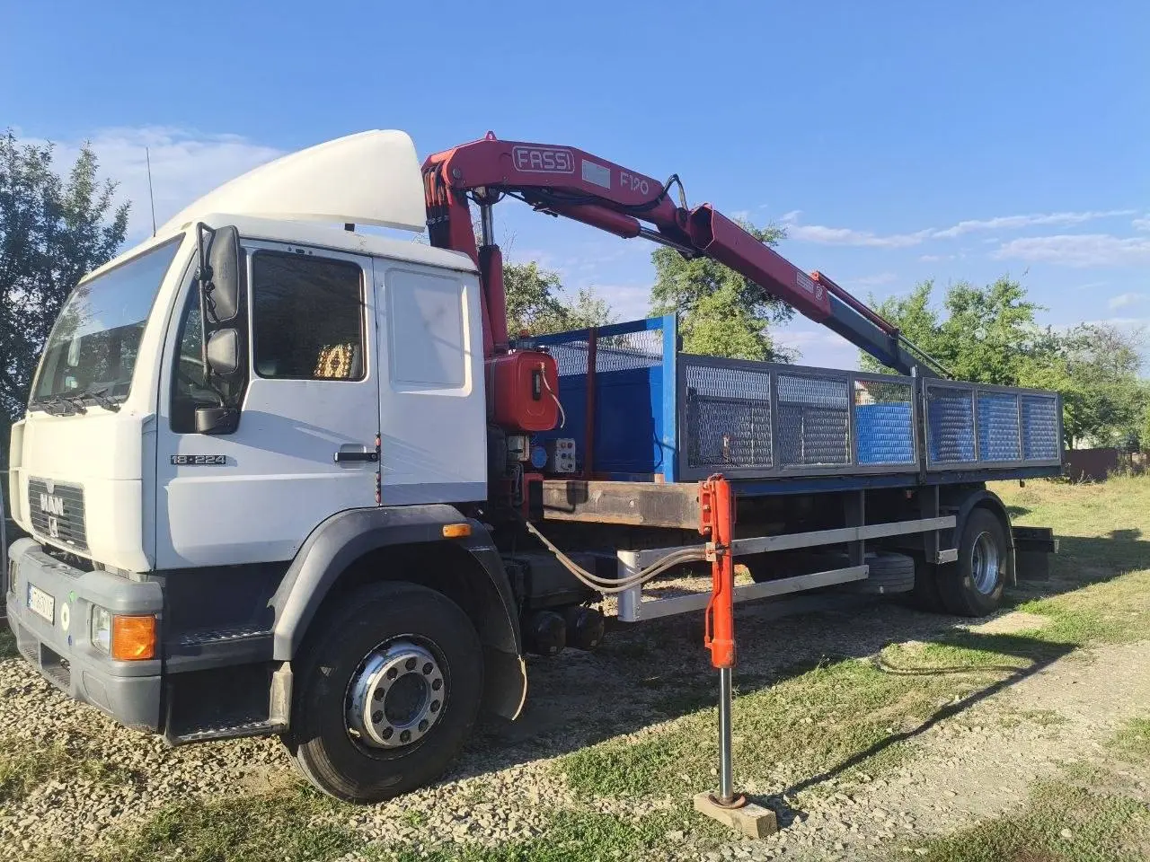 MAN з маніпулятором Fassi збоку